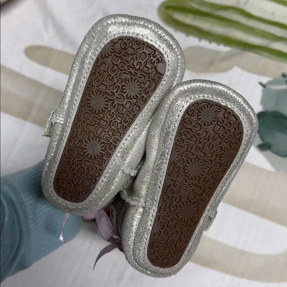 UGG Jesse Bow II metallic booties for babies girls size 2/3